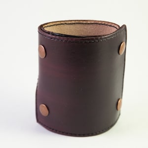 Billetera de muñeca Billetera de muñeca de cuero Para mujeres, Billetera de puño de cuero Regalo único, Billetera de viaje de cuero hecha a mano, marrón oscuro con costuras negras