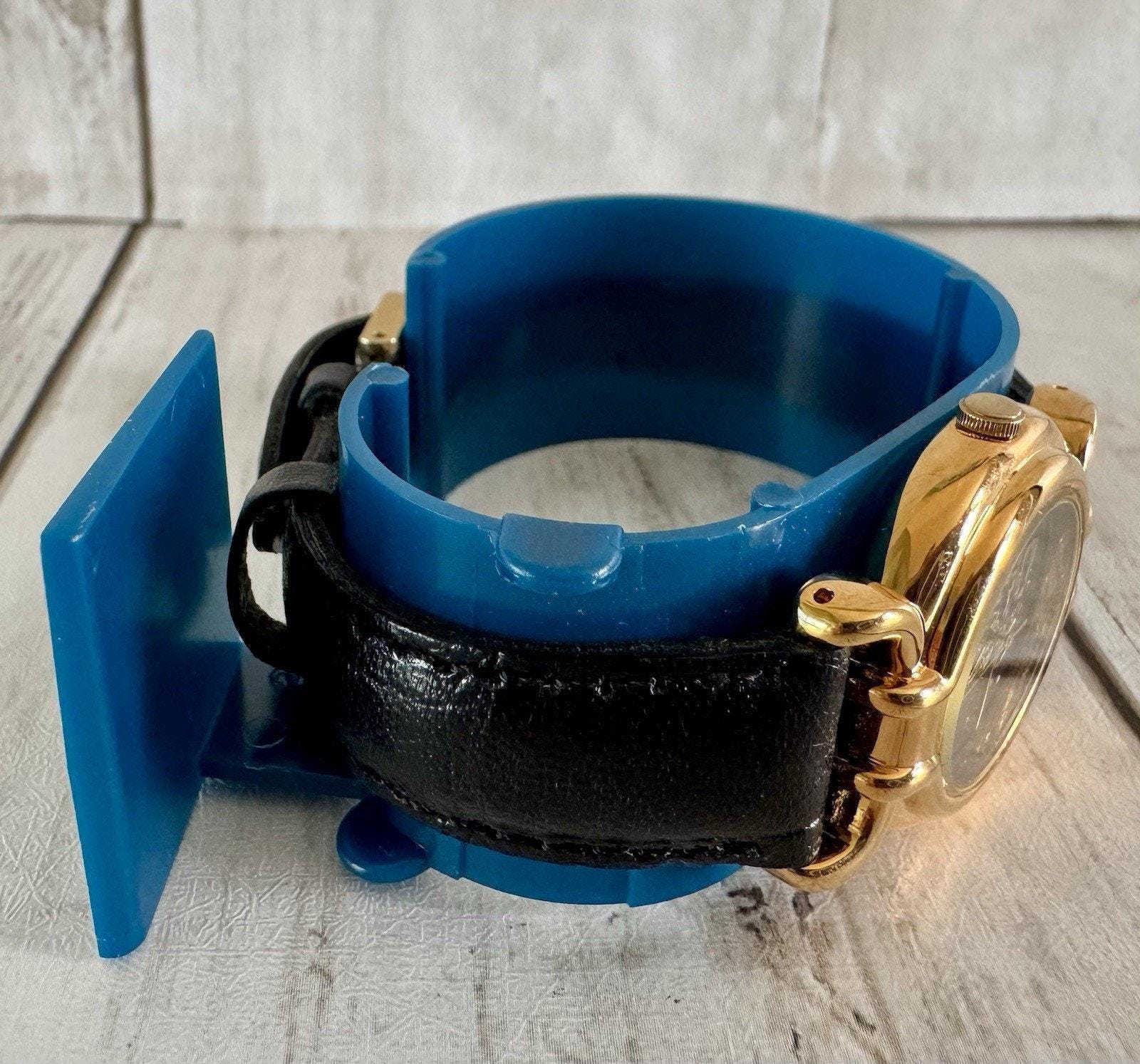 Vintage Disney Lorus Mickey Mouse Quartz Watch ~ Blue Face Gold Tone V811-2410 Vintage Disney Lorus Mickey Mouse Quartz Watch ~ Blue Face  main image 2