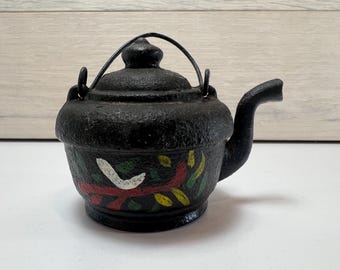 Tetera miniatura decorativa vintage de hierro fundido negro, pequeña tetera de 6,35 cm de altura.
