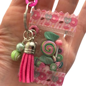 Può includere: Una tazza di ceramica bianca con manico nero e la scritta "But First, Coffee" in nero, con un carattere a mano. La tazza è su una superficie bianca.