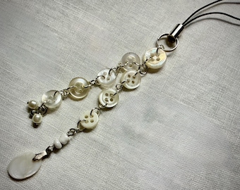 Ciondolo per telefono o borsa, tiretto per cerniera o ciondolo a forbice: bottoni vintage trasparenti/bianchi iridescenti con perline di perle finte e ciondolo in madreperla