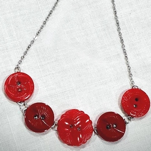 Collar con botones de plástico rojo de estilo antiguo reutilizado