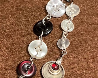 Ciondolo per telefono o borsa, tirazip o ciondolo a forbice: bottoni bianchi e rosso scuro con ciondolo decorativo in argento