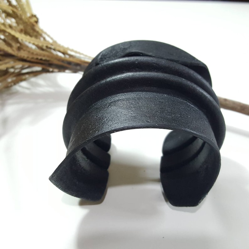 Double ripple kangaroo leather cuff with added detail #7