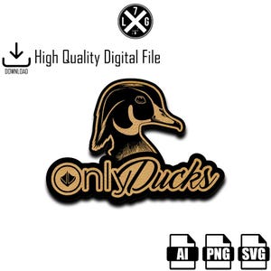 以下が含まれることがあります： 茶色と黒のウッドダックのイラストで、茶色と黒の筆記体で「Only Ducks」という文字が書かれています。イラストは茶色の背景です。