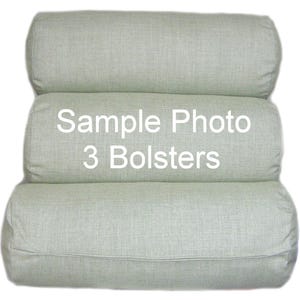 Puede incluir: Tres almohadones cil&iacute;ndricos de color verde claro apilados uno encima del otro. El almohad&oacute;n del medio tiene el texto "Sample Photo 3 Bolsters" impreso en &eacute;l.