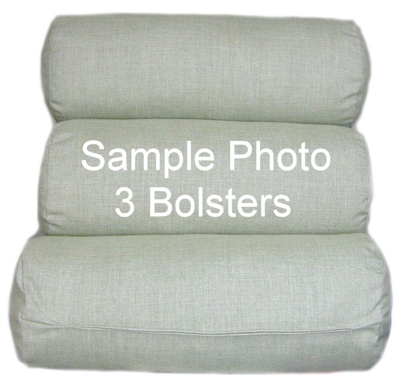 Puede incluir: Tres almohadones cil&iacute;ndricos de color verde claro apilados uno encima del otro. El almohad&oacute;n del medio tiene el texto "Sample Photo 3 Bolsters" impreso en &eacute;l.