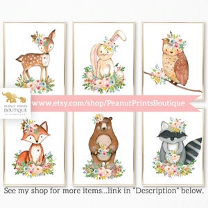Puede incluir: Conjunto de seis ilustraciones de acuarela que representan animales del bosque con coronas de flores. Los animales incluyen un ciervo, un conejo, un b&uacute;ho, un zorro, un oso y un mapache. Cada animal est&aacute; rodeado de una corona de flores en tonos de rosa, azul y amarillo.
