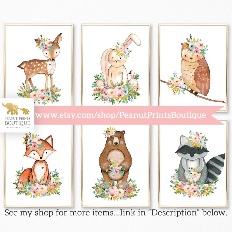 Puede incluir: Conjunto de seis ilustraciones de acuarela que representan animales del bosque con coronas de flores. Los animales incluyen un ciervo, un conejo, un b&uacute;ho, un zorro, un oso y un mapache. Cada animal est&aacute; rodeado de una corona de flores en tonos de rosa, azul y amarillo.
