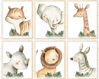 Puede incluir: Conjunto de seis ilustraciones de acuarela que representan varios animales de la selva, incluyendo un tigre, un elefante, una jirafa, un rinoceronte, un león y una cebra. Cada animal está representado en un estilo caprichoso con colores suaves y rodeado de hojas verdes.