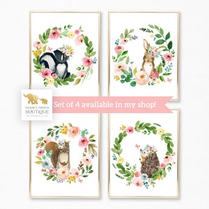 Puede incluir: Conjunto de cuatro estampados de acuarela con animales del bosque en coronas de flores. Cada estampado presenta un animal diferente, incluyendo una mofeta, un conejo, una ardilla y un erizo. Los estampados son perfectos para una guarder&iacute;a o una habitaci&oacute;n infantil.