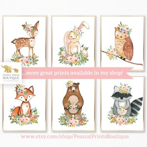 Puede incluir: Conjunto de seis ilustraciones de acuarela que representan animales del bosque con coronas de flores. Los animales incluyen un ciervo, un conejo, un b&uacute;ho, un zorro, un oso y un mapache. Cada animal est&aacute; rodeado de una corona de flores en tonos de rosa, azul y amarillo.