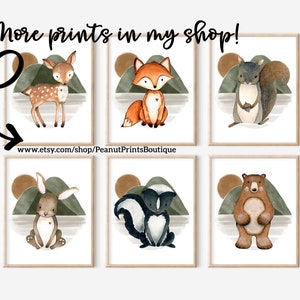 K&ouml;nnte beinhalten: Satz mit sechs Aquarell-Tierdrucken mit einem Reh, Fuchs, Eichh&ouml;rnchen, Kaninchen, Stinktier und B&auml;r. Jedes Tier ist in einer Waldlandschaft mit einem Sonnenuntergang im Hintergrund dargestellt. Die Drucke sind perfekt f&uuml;r ein Kinderzimmer oder ein Babyzimmer.