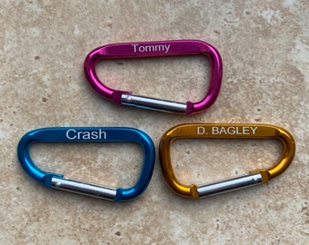 Mosquetones personalizados - Grabados personalizados - Mediano 2.1/2" de largo (6.3 cm) y Grande 3.1/4" de largo (8.2 cm), en una gama de colores.