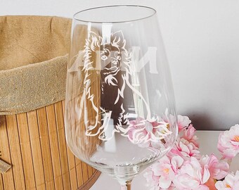 Personalized wine glass with name and Chihuahua motif | Drinking glass with name | Gifts for dog lovers