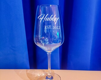 Personalisiertes Weinglas mit Name und Hubby Wifey Motiv | Gläser für Verlobung mit Namen | Geschenke mit Wunschgravur