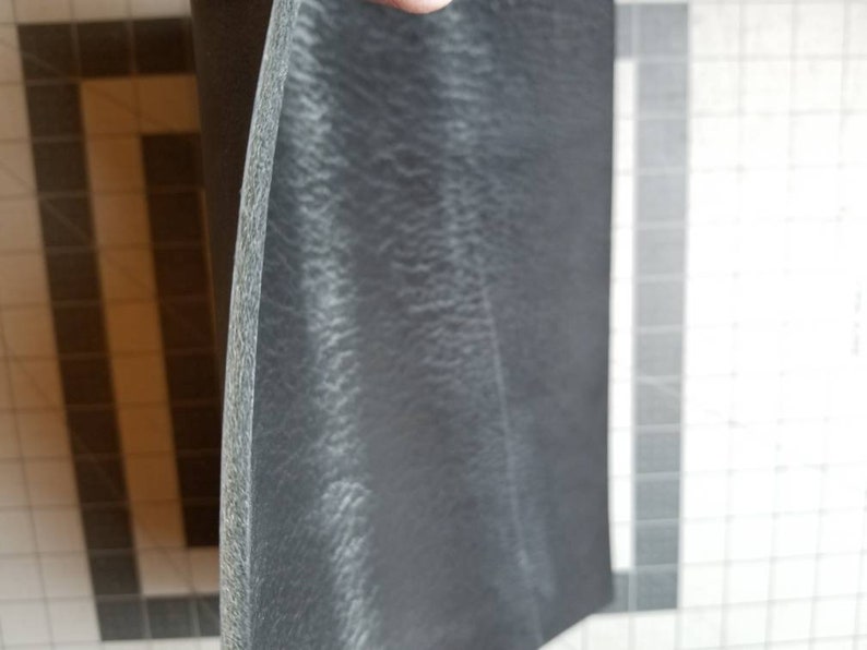 Op de afbeelding: Close-up van een zwarte, textuurrijke yogamat.