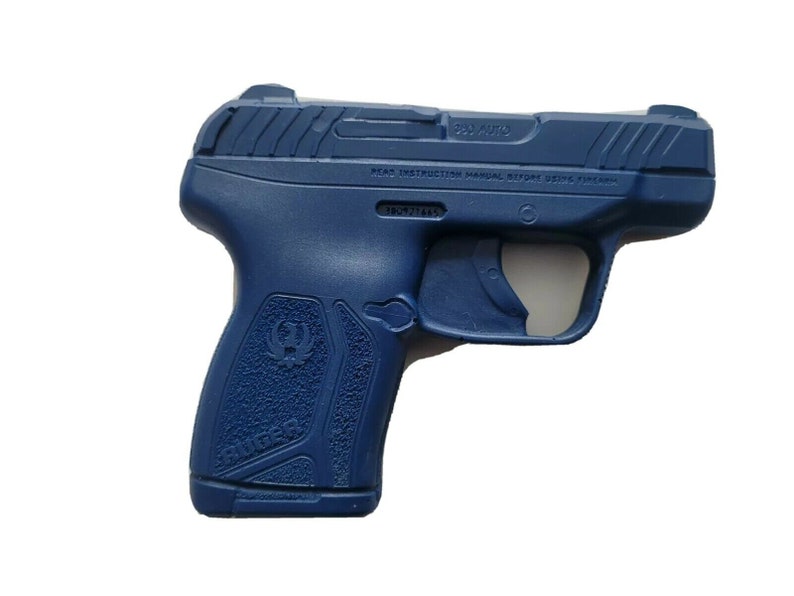 Puede incluir: Una pistola azul marino con el texto "380 AUTO" en la parte superior. El arma tiene un agarre texturizado y el logotipo de Ruger. La imagen est&aacute; sobre un fondo blanco.
