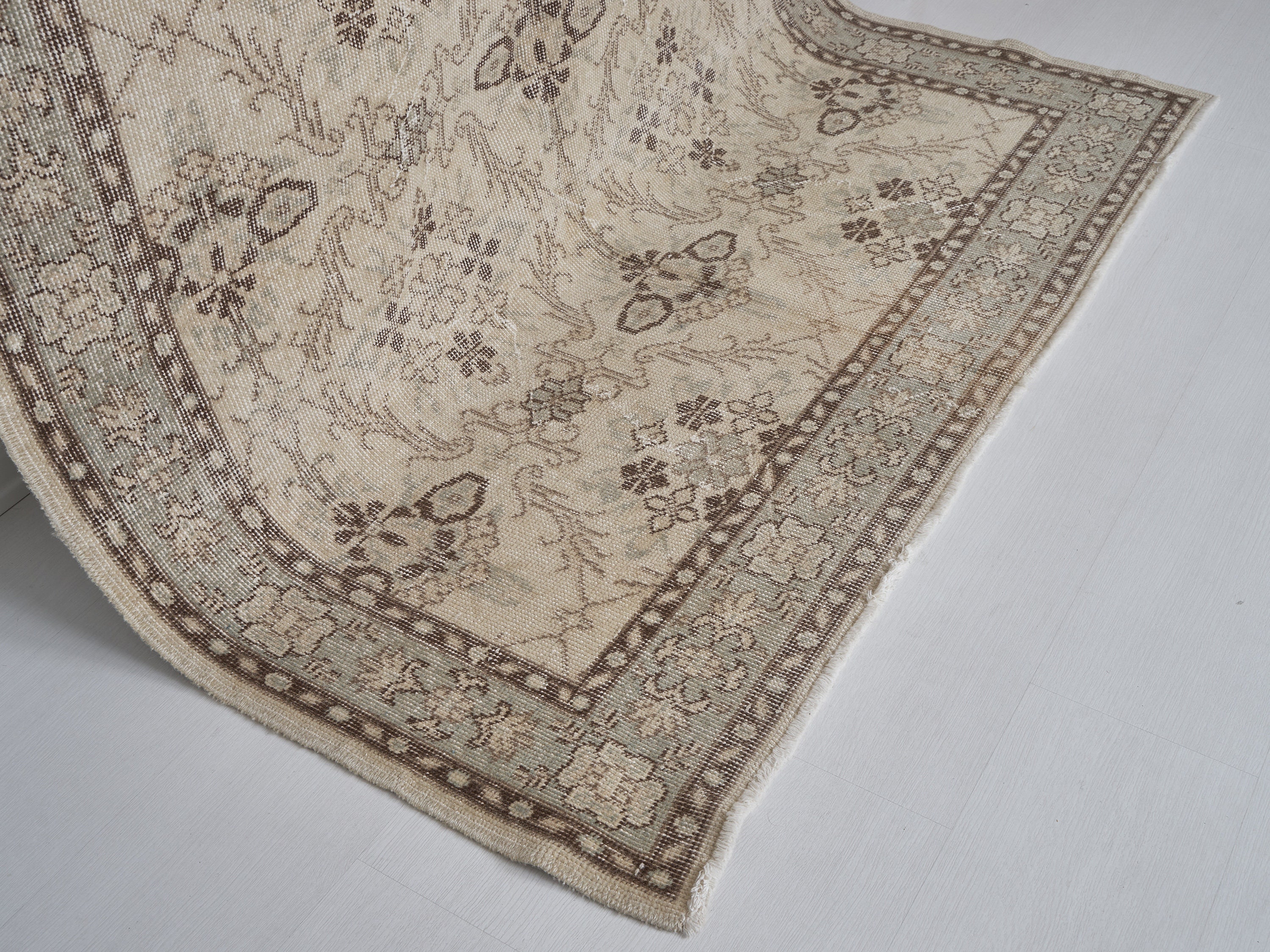 Handmade Vintage Oushak Rug: Neutral Beige Wool Carpet (8.9x5.0 ft)