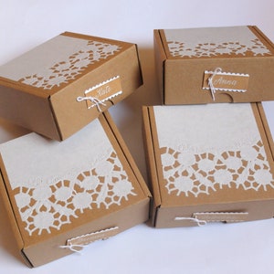 Caja de regalo de dama de honor, será mi dama de honor, caja de regalo de encaje de papel blanco, caja de favor nupcial de cartón personalizado, etiqueta de nombre escrito a mano