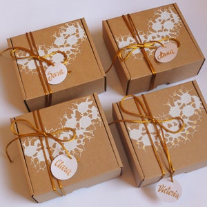 Caja de regalo de dama de honor, Will You Be My Bridesmaid, Caja de regalo de encaje de papel blanco, Caja de regalos nupciales de cartón personalizada, Etiqueta de nombre escrita a mano