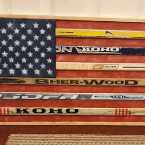 Rustic US Flag w/Vintage Wood Hockey Sticks (Hockey Flag, Hockey decor, hockey Father&#39;s day dad mom player fan gift, hockey xmas