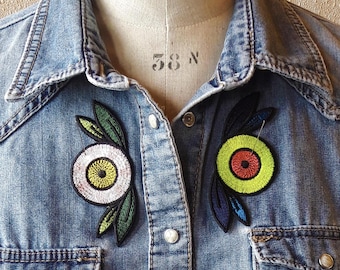 Handcrafted embroidered patch to personalize your clothing and bags. Brilliant original embroidery with a Dahlia floral motif.