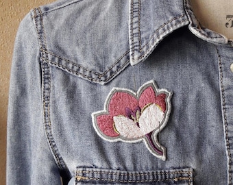 Iron-on patch to customize your clothing and accessories. Soft, original embroidery inspired by bouquets of flowers from the garden.
