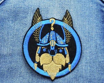 Iron-on patch to personalize your shirts and accessories. Authentic original embroidery inspired by chaos dwarves.