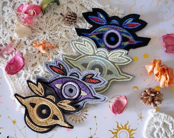 Iron-on patch to personalize your clothing and accessories. Superb original embroidery inspired by the witches&#39; evil eye.