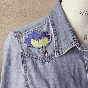 Parche bordado termoadhesivo de flores de colores, bordado a máquina hecho a mano para tus chaquetas de mezclilla, un toque pop vibrante.