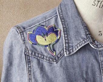 Embroidered iron-on patch for your denim jackets. Original, pop and colorful embroidery inspired by bouquets of flowers from the garden.