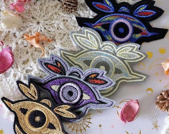 Iron-on patch to personalize your clothing and accessories. Superb original embroidery inspired by the witches&#39; evil eye.