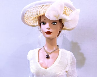 Tonner 16" Tyler - Robe de poupée faite à la main, robe midi style rétro vintage blanc trompette et chapeau, robes de soirée à manches longues pour le goûter