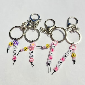 Llaveros personalizados con el nombre del niño o niña ,llaveros letras  mochila escolar ,pulseras letras personalizadas,nombre personalizado
