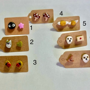 Pendientes de botón, pendiente escuela de magia, pendiente pelusa de carbón, pendiente magicos, pendientes mariquitas, carta de aceptación