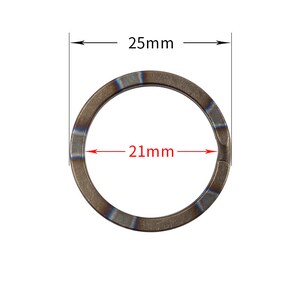 Op de afbeelding: Een titanium sleutelhanger met een blauwe en bruine afwerking. De ring heeft een diameter van 25 mm en een breedte van 21 mm.