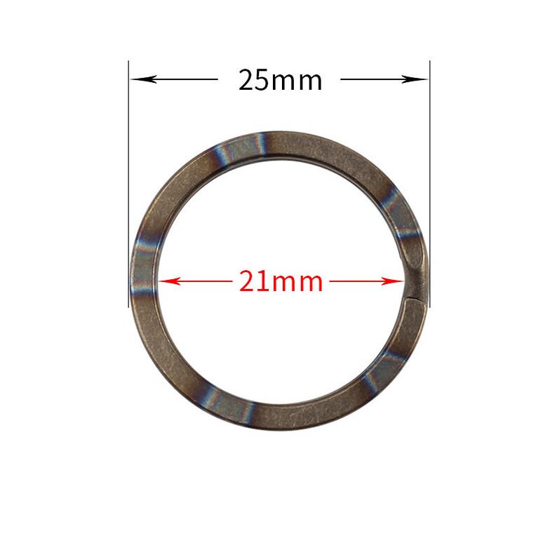 Op de afbeelding: Een titanium sleutelhanger met een blauwe en bruine afwerking. De ring heeft een diameter van 25 mm en een breedte van 21 mm.