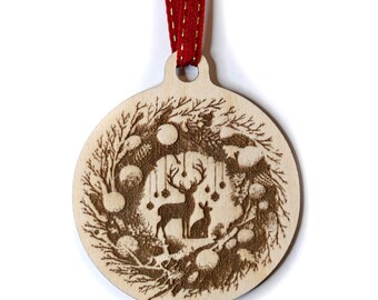 Lasergegraveerd houten ornament van een kerstkrans met hert/rendier