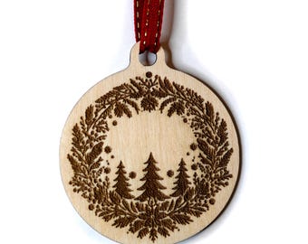 Lasergegraveerd houten ornament van een kerstkrans met groenblijvende planten
