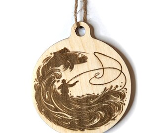 Lasergegraveerd houten ornament van een gestileerde vliegvisser en een forel in het water