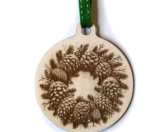 Lasergegraveerd houten ornament van een dennenappel