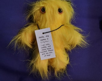 Stephen, adorable peluche de monstruo con suave pelaje sintético amarillo, 2 cuernos y 2 ojos de seguridad naranja iridiscente pintados a mano, hecho a mano.