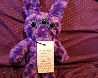 Cassio, adorable peluche de monstruo con suave pelaje sintético morado en espiral, 2 orejas y 2 ojos de seguridad azules con purpurina pintados a mano, hecho a mano.