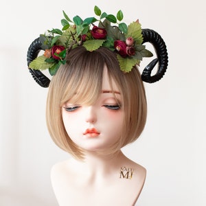 Cuernos de demonio negro Carnero Enredaderas verdes Flores de hadas rojas Gorro de cabra del bosque Ninfa Oveja