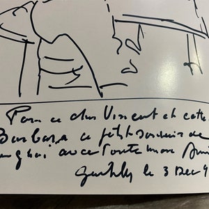 May include: Black and white sketch of a person sitting at a table. The text below the sketch reads "Tom ce chum Vinent en cette dure ce mom Changhai auce route more unitive Zurhly le 3 Dec 98".