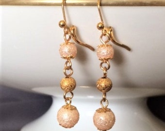 Rosa pärla och guldstjärnor med texturerade metallpärlor; Rosa pärlorörhängen; Rosa och guldörhängen; Pärlguldörhängen