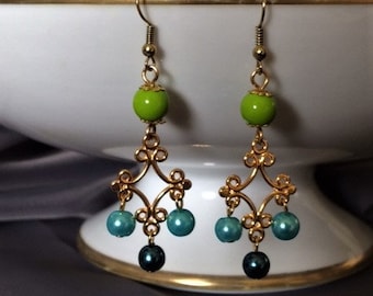 Blauwe en groene parel en goud filigraan bloemen kroonluchter Dangle Earrings; Parel oorbellen; Gouden filigraan oorringen; Gouden bloem oorbellen