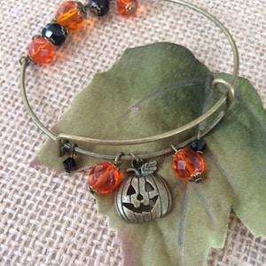 Halloween Jewelry; Pumpkin Bracelet; Pumpkin Charm Bracelet; Pumpkin Bracelet; Jack-o-Lantern; Halloween Charm Bracelet; Fall Bracelet