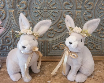 Decoración de conejito de Pascua peludo: conejito gris y blanco con corona de rosas